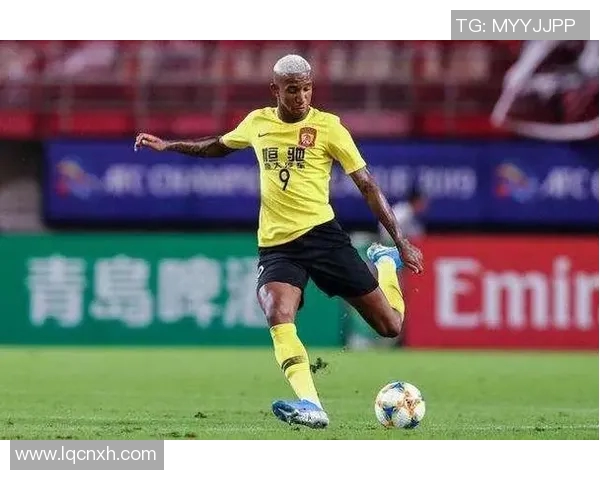 中超赛场上严鼎皓成功抢断展现出色防守能力引发球迷热议